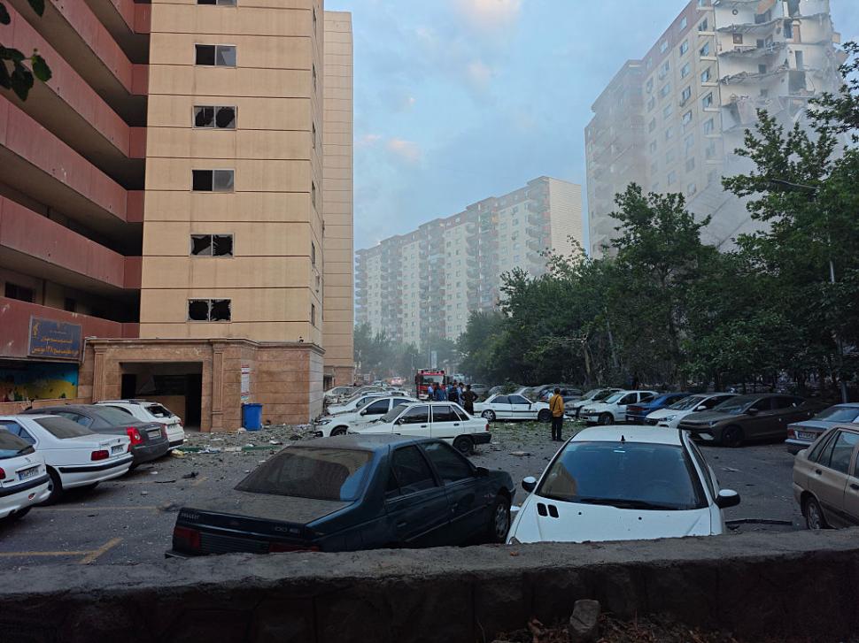 Civilii din Iran, abandonați de regim: oamenii fug pe cont propriu din calea bombelor, orașele mari sunt pustii 981919