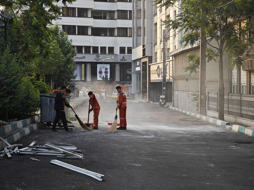 Civilii din Iran, abandonați de regim: oamenii fug pe cont propriu din calea bombelor, orașele mari sunt pustii 981920