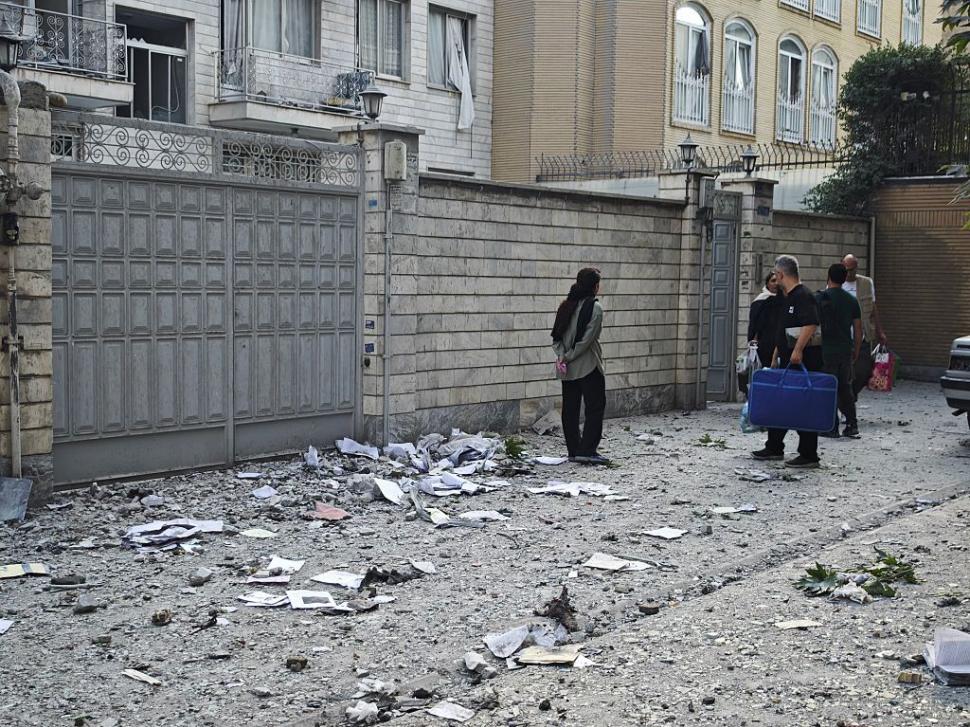 Civilii din Iran, abandonați de regim: oamenii fug pe cont propriu din calea bombelor, orașele mari sunt pustii 981922