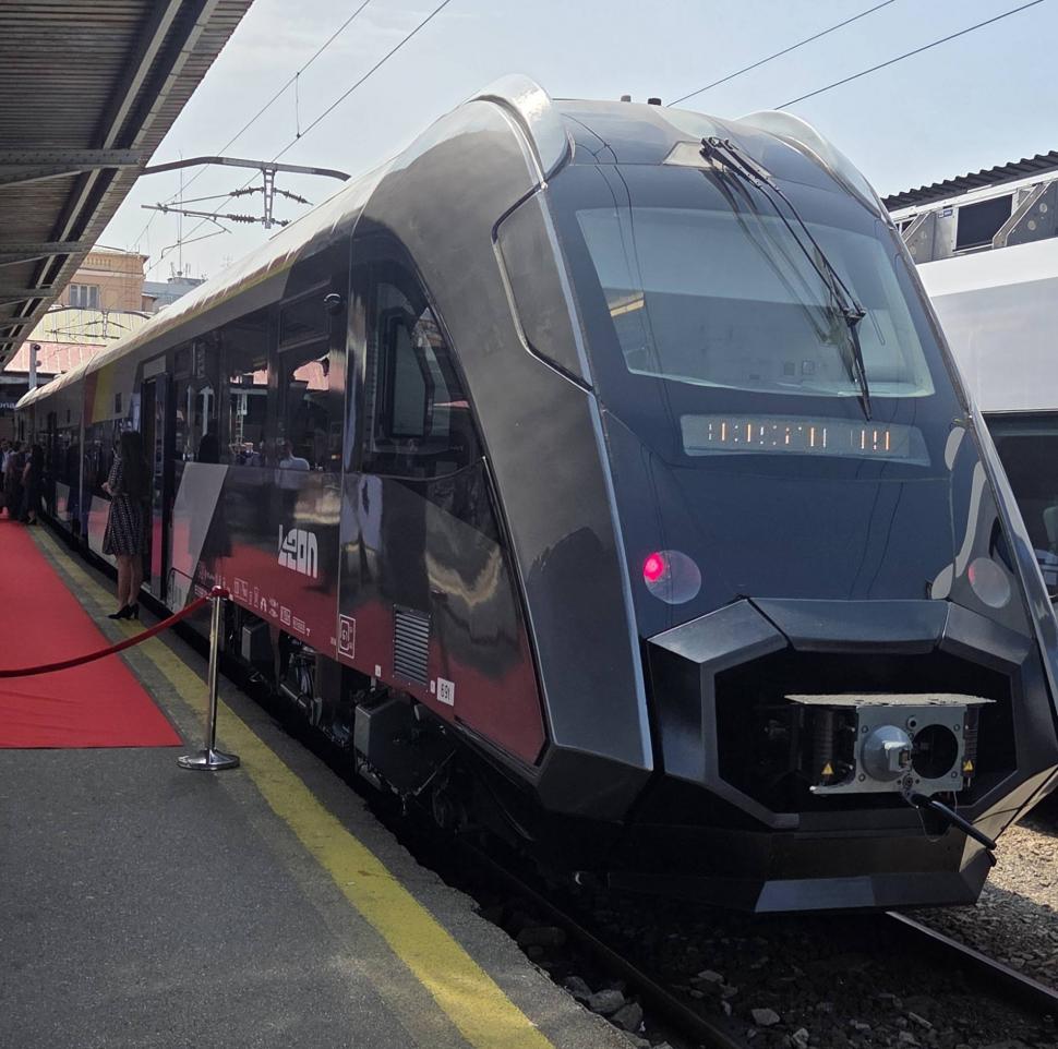 A fost lansat trenul Leon, primul automotor Diesel fabricat 100% în România după opt decenii. Cum arată și pe ce rute va circula 982384