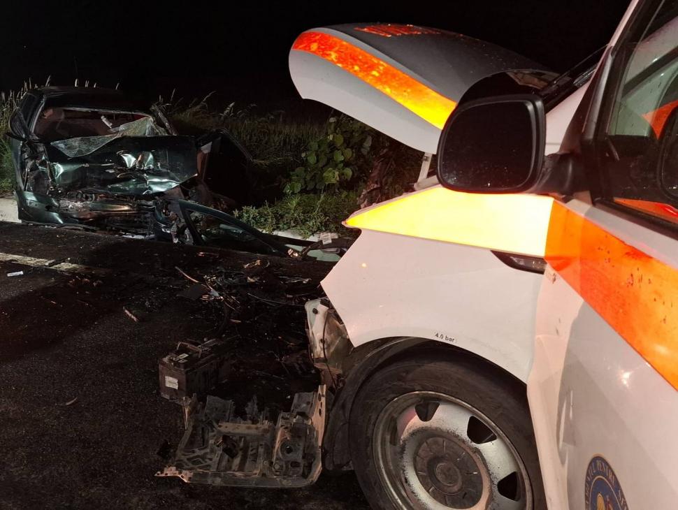Accident mortal în Botoşani, după ce o maşină şi o ambulanţă s-au ciocnit frontal. 2 oameni au murit, iar alţi 4 sunt răniţi 982170