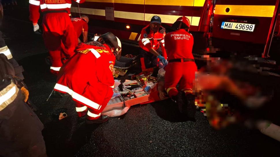 Accident mortal în Botoşani, după ce o maşină şi o ambulanţă s-au ciocnit frontal. 2 oameni au murit, iar alţi 4 sunt răniţi 982171