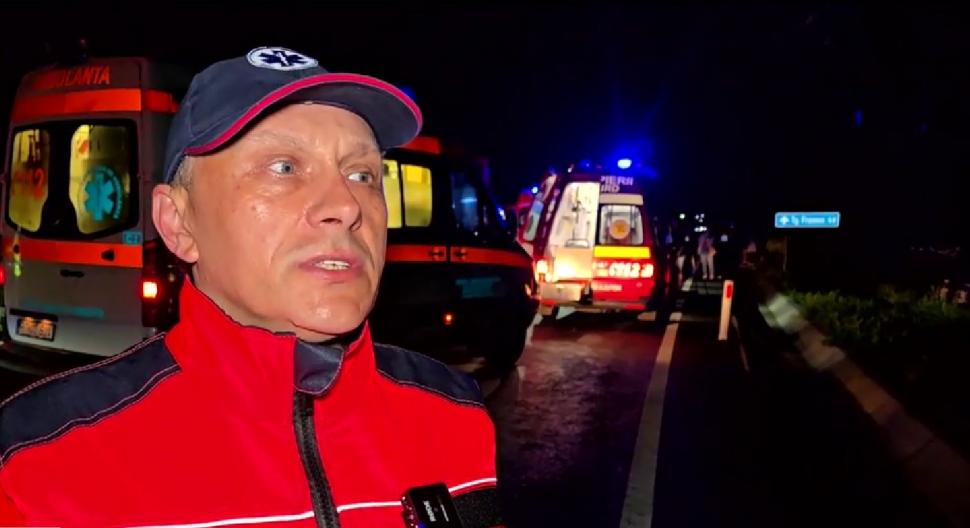 Accident mortal în Botoşani, după ce o maşină şi o ambulanţă s-au ciocnit frontal. 2 oameni au murit, iar alţi 4 sunt răniţi 982181