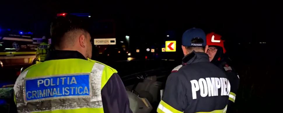 Accident mortal în Botoşani, după ce o maşină şi o ambulanţă s-au ciocnit frontal. 2 oameni au murit, iar alţi 4 sunt răniţi 982182