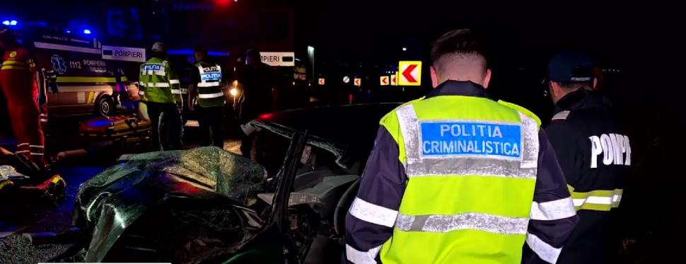 Accident mortal în Botoşani, după ce o maşină şi o ambulanţă s-au ciocnit frontal. 2 oameni au murit, iar alţi 4 sunt răniţi 982183