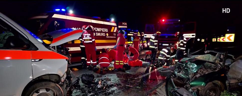 Accident mortal în Botoşani, după ce o maşină şi o ambulanţă s-au ciocnit frontal. 2 oameni au murit, iar alţi 4 sunt răniţi 982185