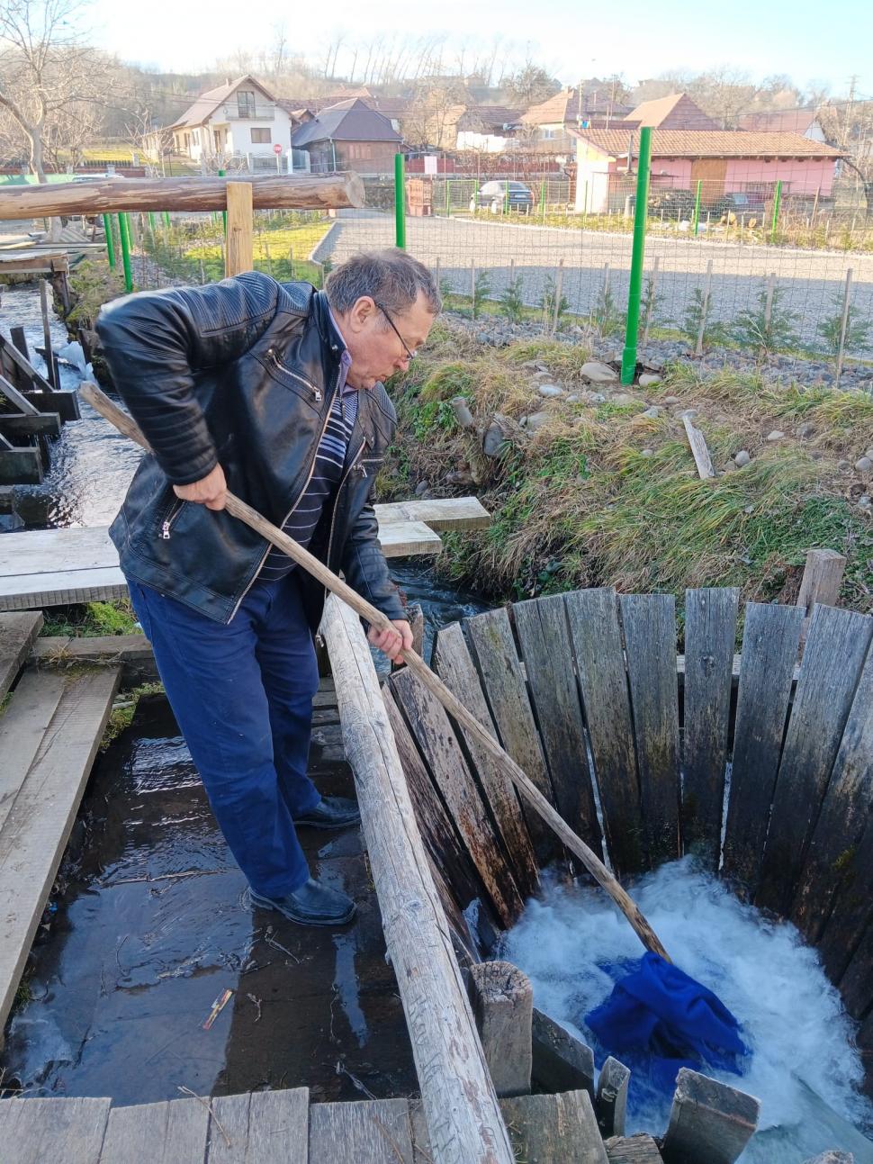 El este Dumitru Suceava, declarat Tezaur Uman Viu după ce a restaurat o moștenire de familie. Oamenii îi zic „Mitică de la Moară” 982311