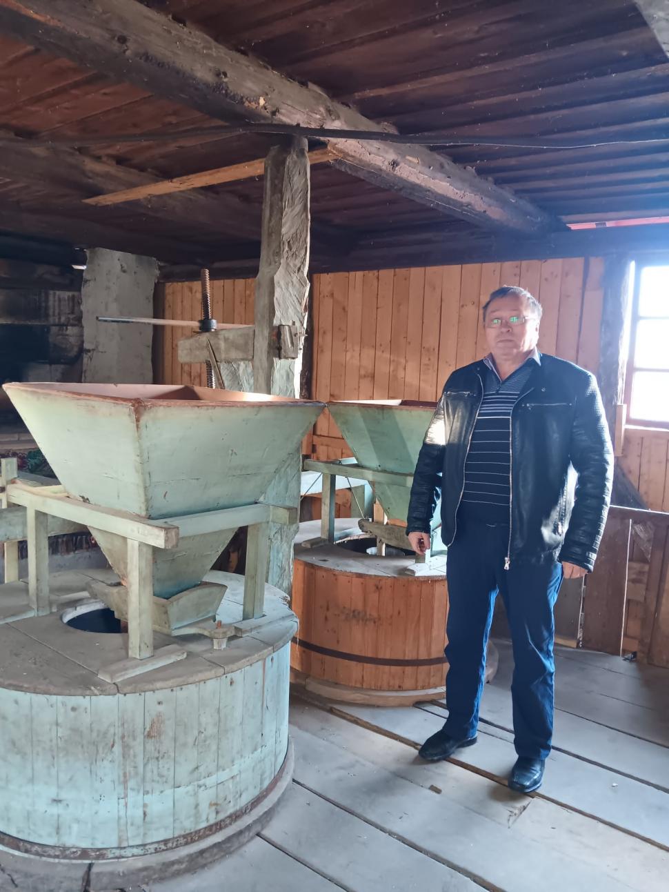 El este Dumitru Suceava, declarat Tezaur Uman Viu după ce a restaurat o moștenire de familie. Oamenii îi zic „Mitică de la Moară” 982315