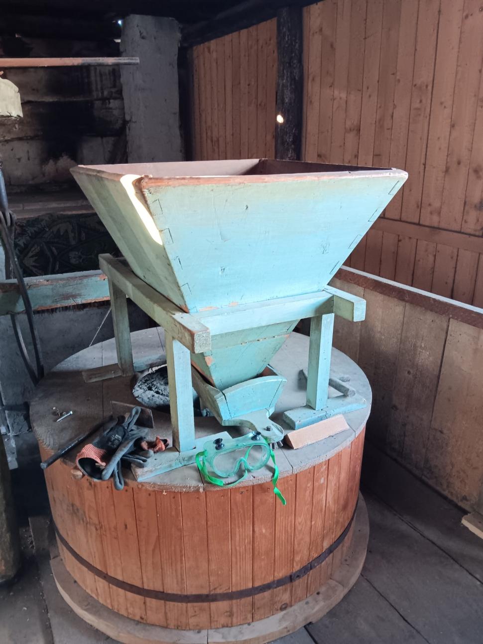 El este Dumitru Suceava, declarat Tezaur Uman Viu după ce a restaurat o moștenire de familie. Oamenii îi zic „Mitică de la Moară” 982316