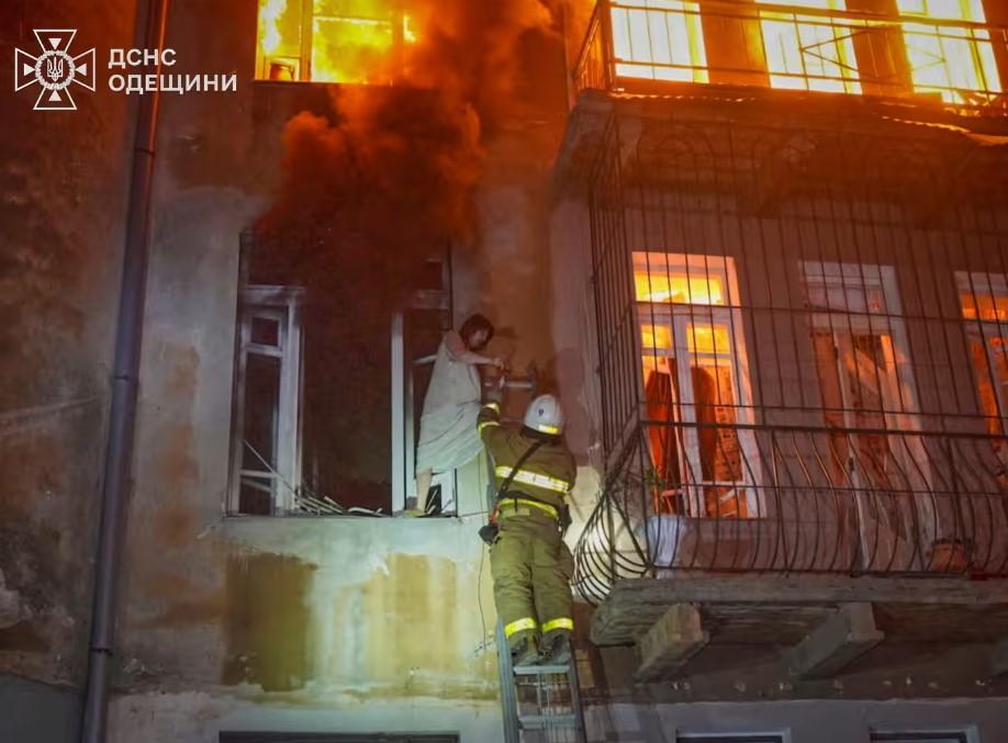 Rușii au atacat Odesa peste noapte: Un mort și 14 răniți, după ce dronele au lovit un bloc cu 23 de etaje. Incendii de amploare  982217