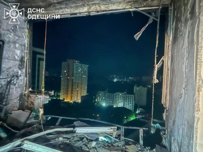 Rușii au atacat Odesa peste noapte: Un mort și 14 răniți, după ce dronele au lovit un bloc cu 23 de etaje. Incendii de amploare  982219