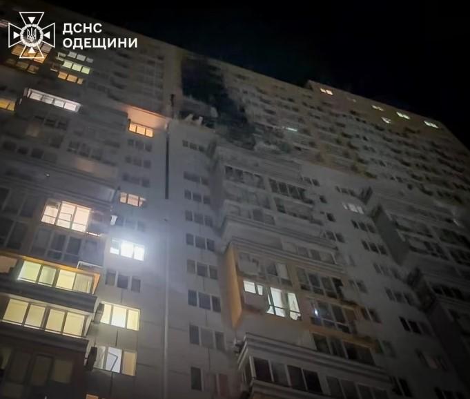 Rușii au atacat Odesa peste noapte: Un mort și 14 răniți, după ce dronele au lovit un bloc cu 23 de etaje. Incendii de amploare  982221