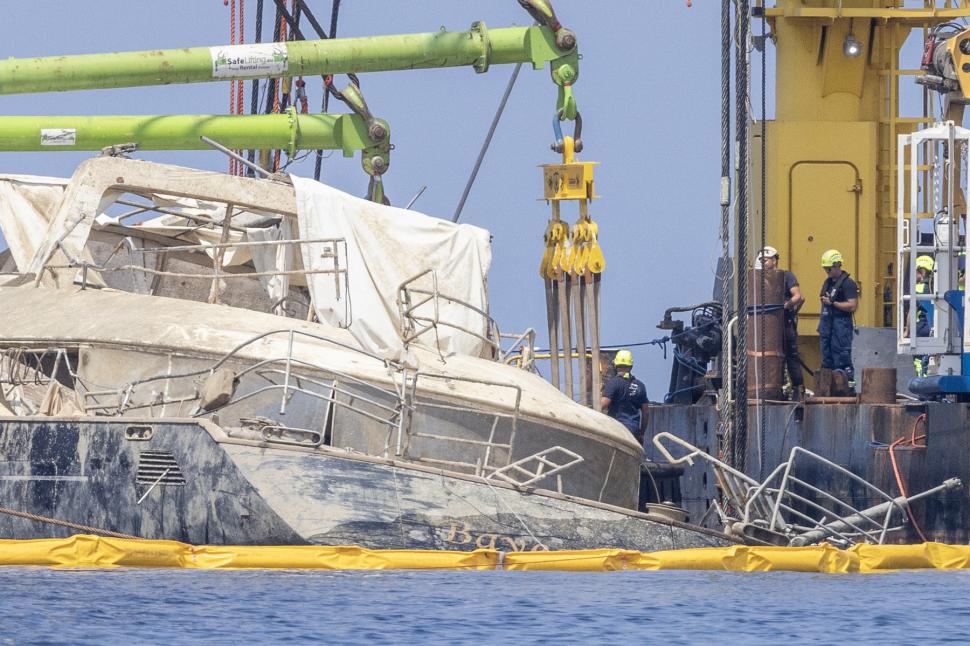 Cum arată iahtul Bayesian, scos de pe fundul mării la aproape un an de la naufragiul în care au murit magnatul Mike Lynch și fiica sa 982505