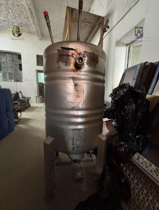 Unul dintre cele mai mari laboratoare de droguri sintetice din România, descoperit în Braşov: 2 bărbaţi au fost reţinuţi de DIICOT 982526