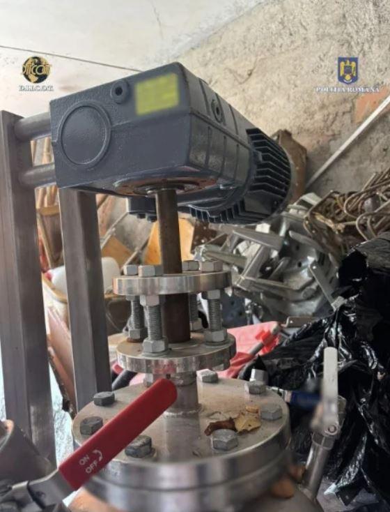 Unul dintre cele mai mari laboratoare de droguri sintetice din România, descoperit în Braşov: 2 bărbaţi au fost reţinuţi de DIICOT 982529