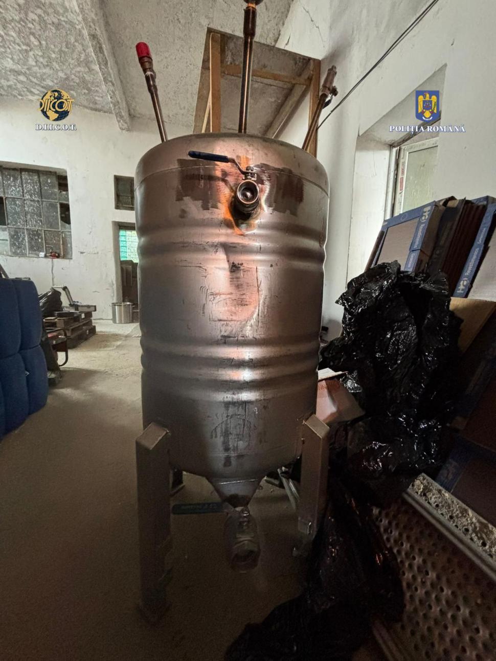 Unul dintre cele mai mari laboratoare de droguri sintetice din România, descoperit în Braşov: 2 bărbaţi au fost reţinuţi de DIICOT 982532