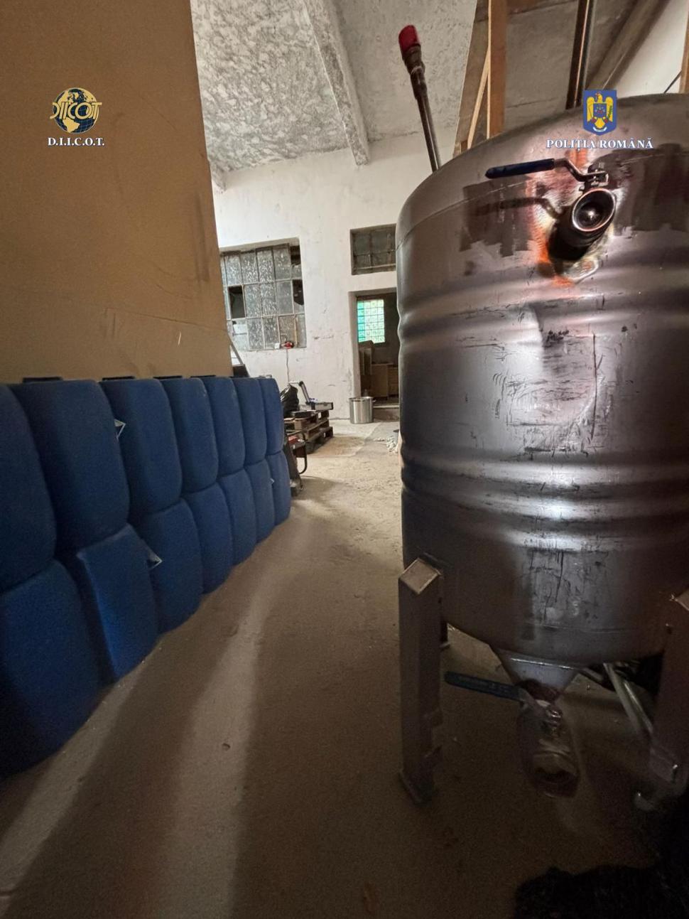 Unul dintre cele mai mari laboratoare de droguri sintetice din România, descoperit în Braşov: 2 bărbaţi au fost reţinuţi de DIICOT 982534