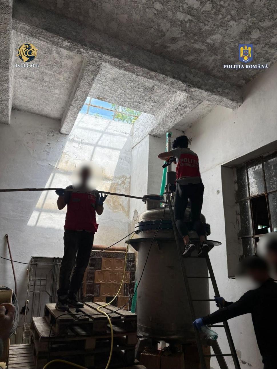 Unul dintre cele mai mari laboratoare de droguri sintetice din România, descoperit în Braşov: 2 bărbaţi au fost reţinuţi de DIICOT 982535