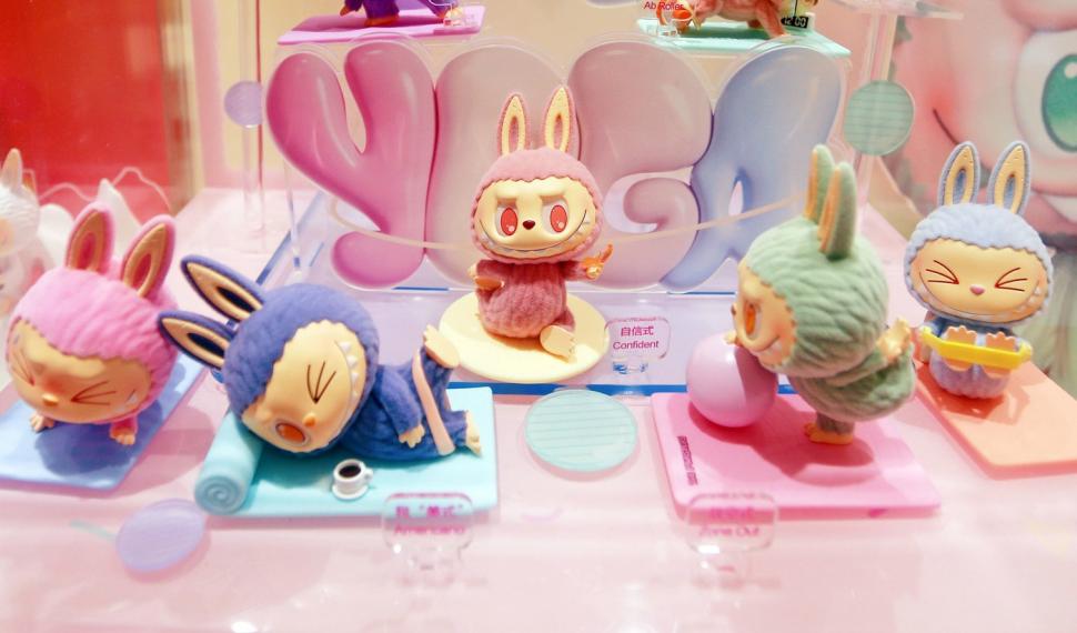 Adorabile sau doar ciudate? Cum au cucerit lumea păpușile Labubu: Oamenii stau la cozi uriașe și chiar ajung să se bată pentru una 982175