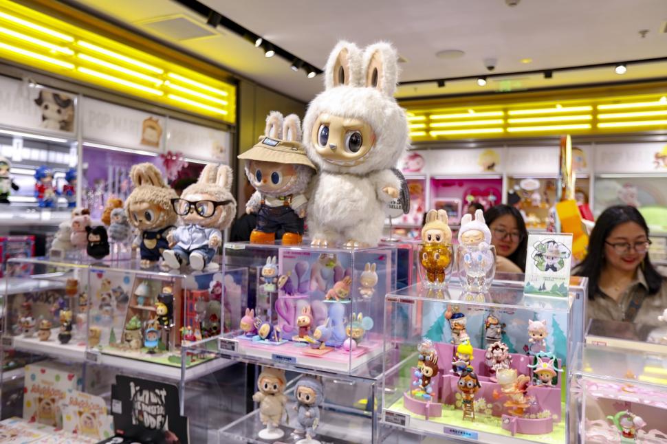 Adorabile sau doar ciudate? Cum au cucerit lumea păpușile Labubu: Oamenii stau la cozi uriașe și chiar ajung să se bată pentru una 982176