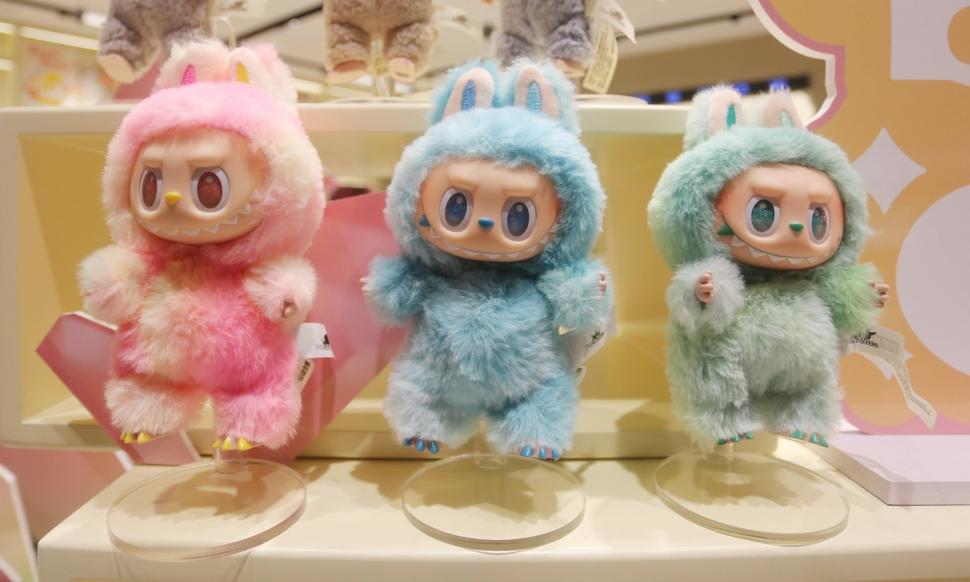 Adorabile sau doar ciudate? Cum au cucerit lumea păpușile Labubu: Oamenii stau la cozi uriașe și chiar ajung să se bată pentru una 982178