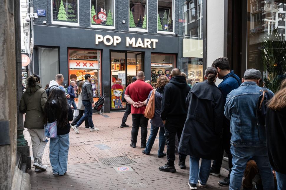 Adorabile sau doar ciudate? Cum au cucerit lumea păpușile Labubu: Oamenii stau la cozi uriașe și chiar ajung să se bată pentru una 982180