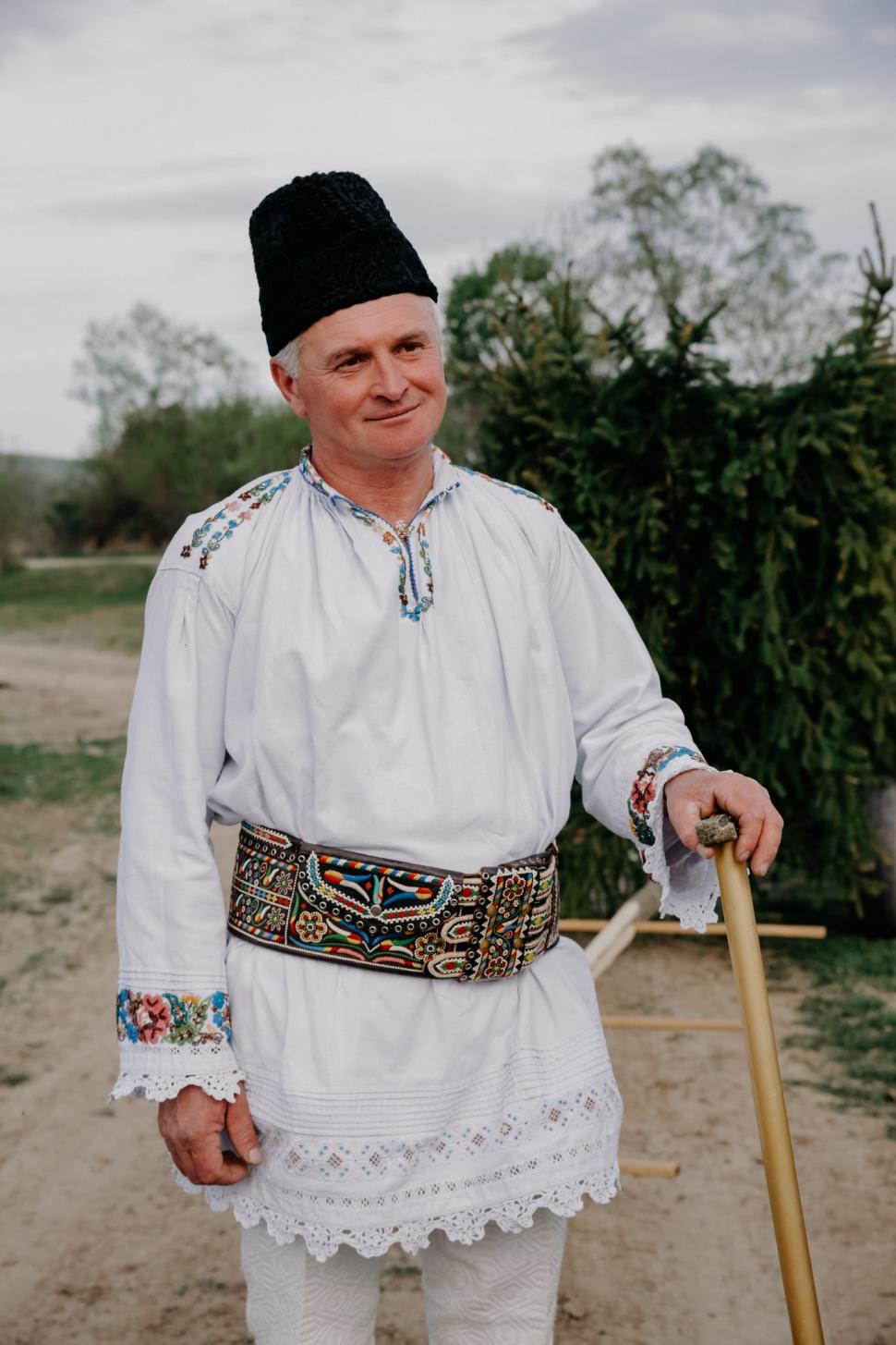 Cel mai cunoscut meșter fierar de pe Valea Șiului, Dumitru Trif, a fost declarat „Tezaur uman viu”. Are 57 de ani și bate fierul de 40 982359