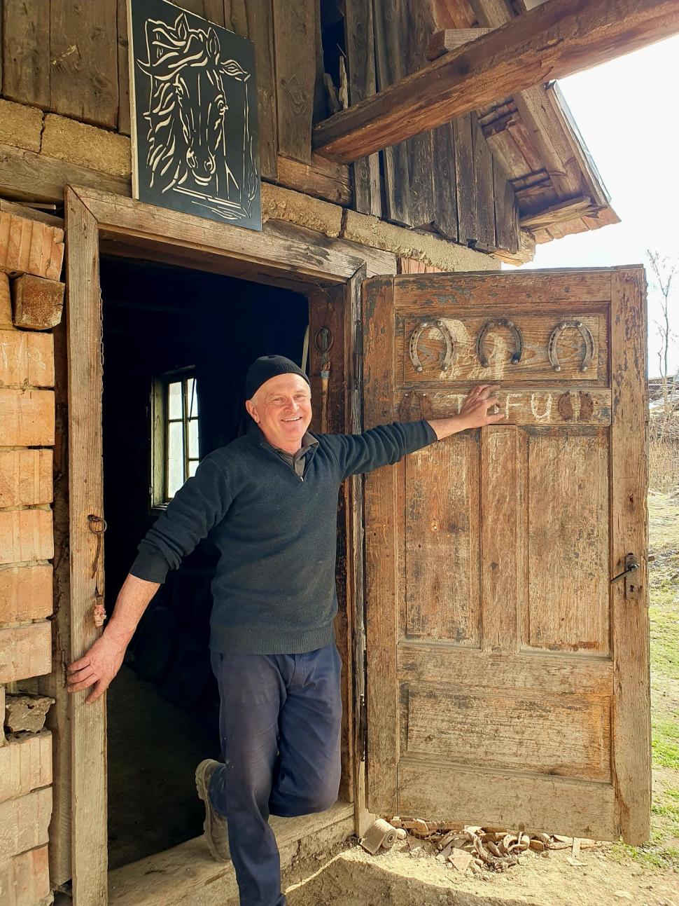 Cel mai cunoscut meșter fierar de pe Valea Șiului, Dumitru Trif, a fost declarat „Tezaur uman viu”. Are 57 de ani și bate fierul de 40 982360