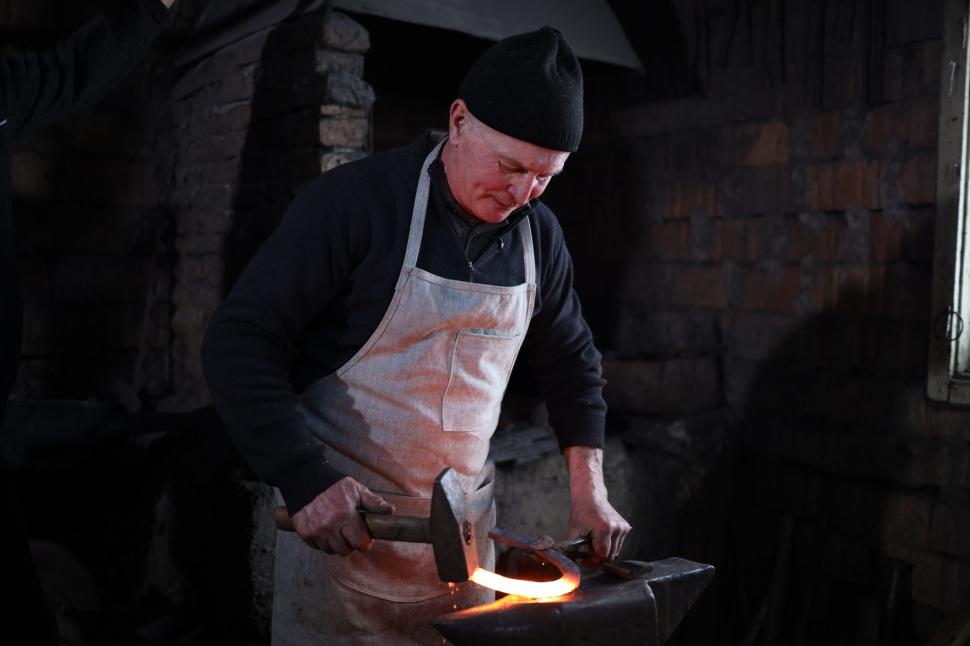 Cel mai cunoscut meșter fierar de pe Valea Șiului, Dumitru Trif, a fost declarat „Tezaur uman viu”. Are 57 de ani și bate fierul de 40 982361