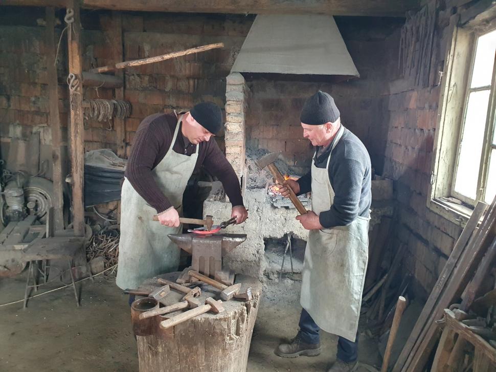 Cel mai cunoscut meșter fierar de pe Valea Șiului, Dumitru Trif, a fost declarat „Tezaur uman viu”. Are 57 de ani și bate fierul de 40 982363