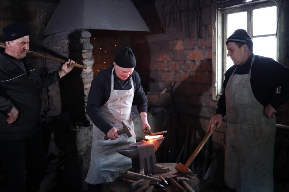 Cel mai cunoscut meșter fierar de pe Valea Șiului, Dumitru Trif, a fost declarat „Tezaur uman viu”. Are 57 de ani și bate fierul de 40 982364