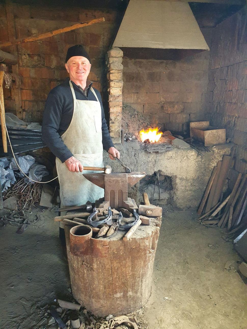 Cel mai cunoscut meșter fierar de pe Valea Șiului, Dumitru Trif, a fost declarat „Tezaur uman viu”. Are 57 de ani și bate fierul de 40 982365