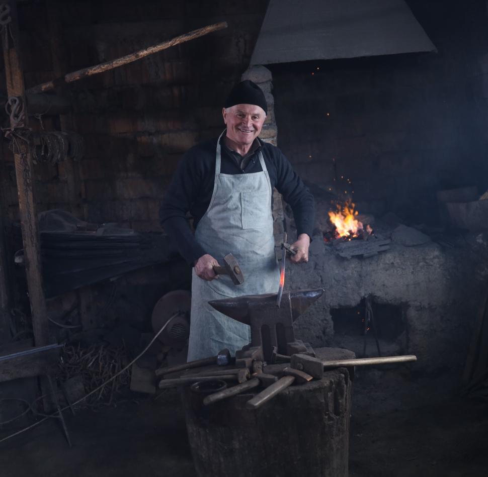 Cel mai cunoscut meșter fierar de pe Valea Șiului, Dumitru Trif, a fost declarat „Tezaur uman viu”. Are 57 de ani și bate fierul de 40 982366