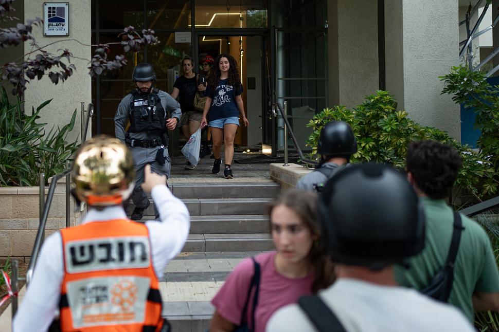 Mărturiile românilor prinşi în războiul din Israel: "E îngrijorare. Primim mesaj pe telefon cu 10 minute înainte de a ajunge rachetele" 982619