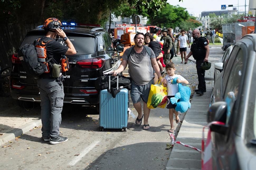 Mărturiile românilor prinşi în războiul din Israel: "E îngrijorare. Primim mesaj pe telefon cu 10 minute înainte de a ajunge rachetele" 982621