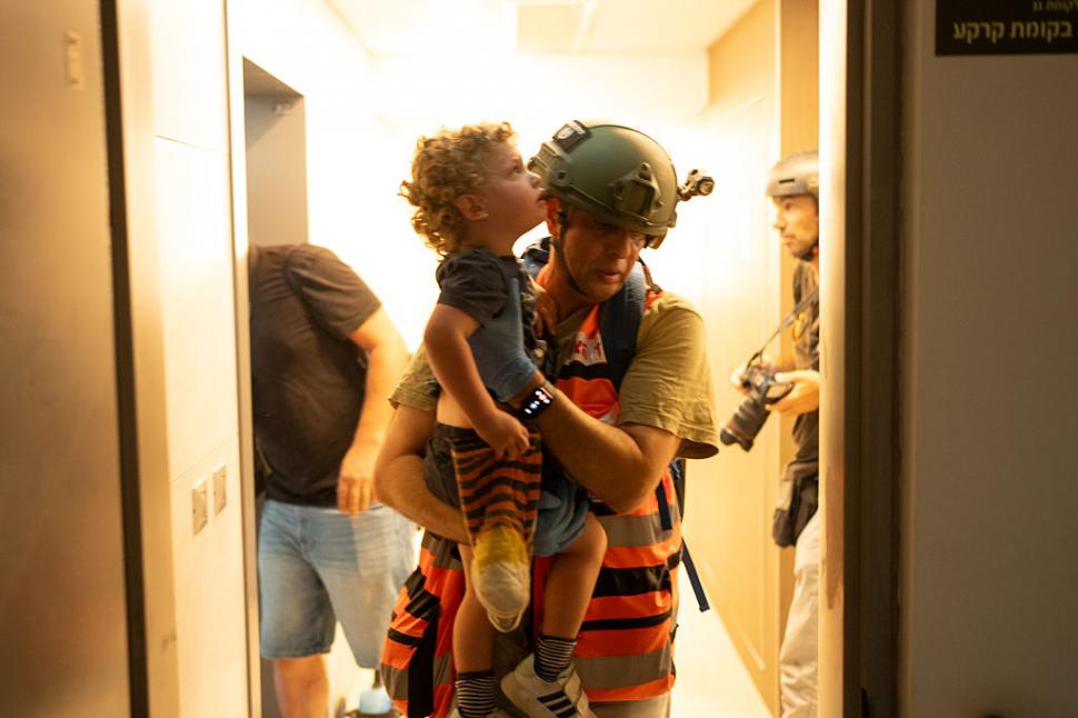 Mărturiile românilor prinşi în războiul din Israel: "E îngrijorare. Primim mesaj pe telefon cu 10 minute înainte de a ajunge rachetele" 982629