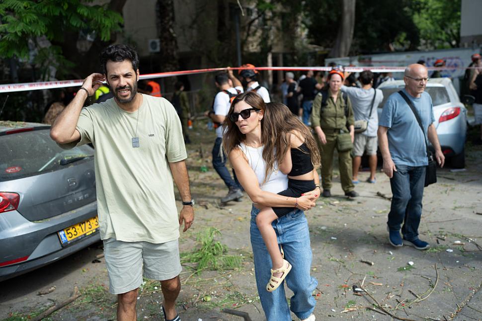 Mărturiile românilor prinşi în războiul din Israel: "E îngrijorare. Primim mesaj pe telefon cu 10 minute înainte de a ajunge rachetele" 982633