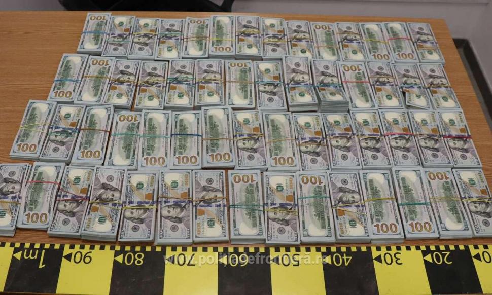 Un bărbat a încercat să intre în România cu 580.000 de dolari în bagaj 982601