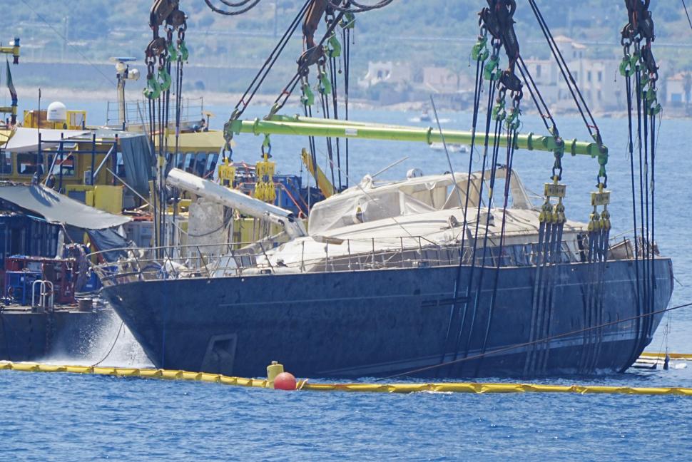 Epava iahtului de lux Bayesian va fi examinată. La bordul navei ar fi fost seifurile cu hard disk-urile criptate ale lui Lynch 983314