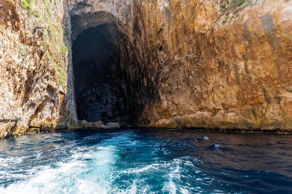 ”Insula Trump” din Albania. Acolo se află și Cheile Iadului, și Golful Diavolului, iar acum se va transforma într-o destinație luxoasă 983138