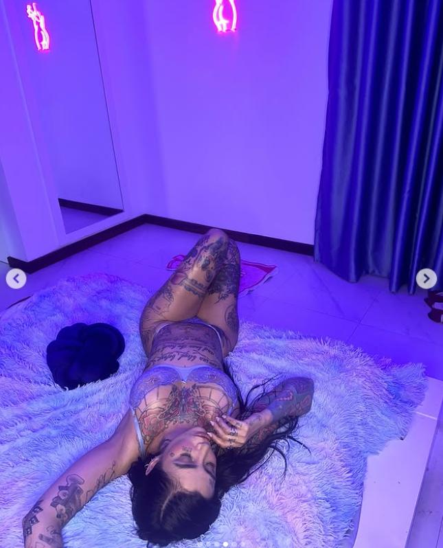 O influenceriță a murit după ce s-a operat într-o clinică din Turcia pe care urma să o promoveze. Înainte petrecuse cu doctorul în club 983279