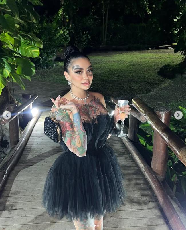 O influenceriță a murit după ce s-a operat într-o clinică din Turcia pe care urma să o promoveze. Înainte petrecuse cu doctorul în club 983295