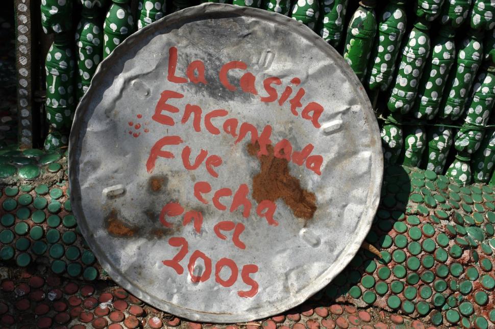 O pensionară și-a construit singură o casă din sticle de plastic, după ce a rămas fără locuință după cutremur. Cum arată în interior 983225