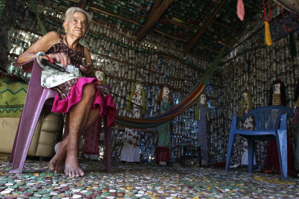 O pensionară și-a construit singură o casă din sticle de plastic, după ce a rămas fără locuință după cutremur. Cum arată în interior 983226