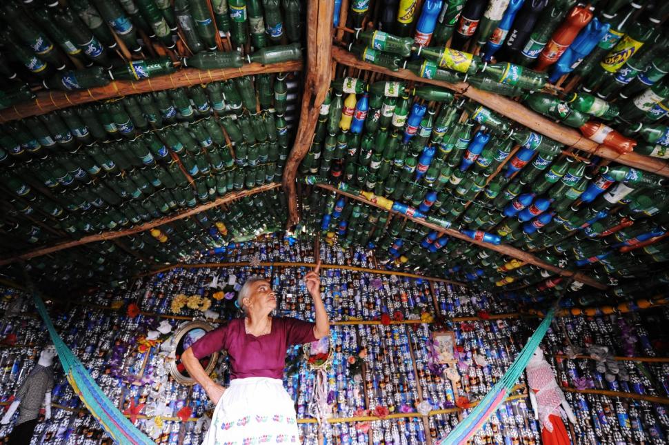 O pensionară și-a construit singură o casă din sticle de plastic, după ce a rămas fără locuință după cutremur. Cum arată în interior 983228