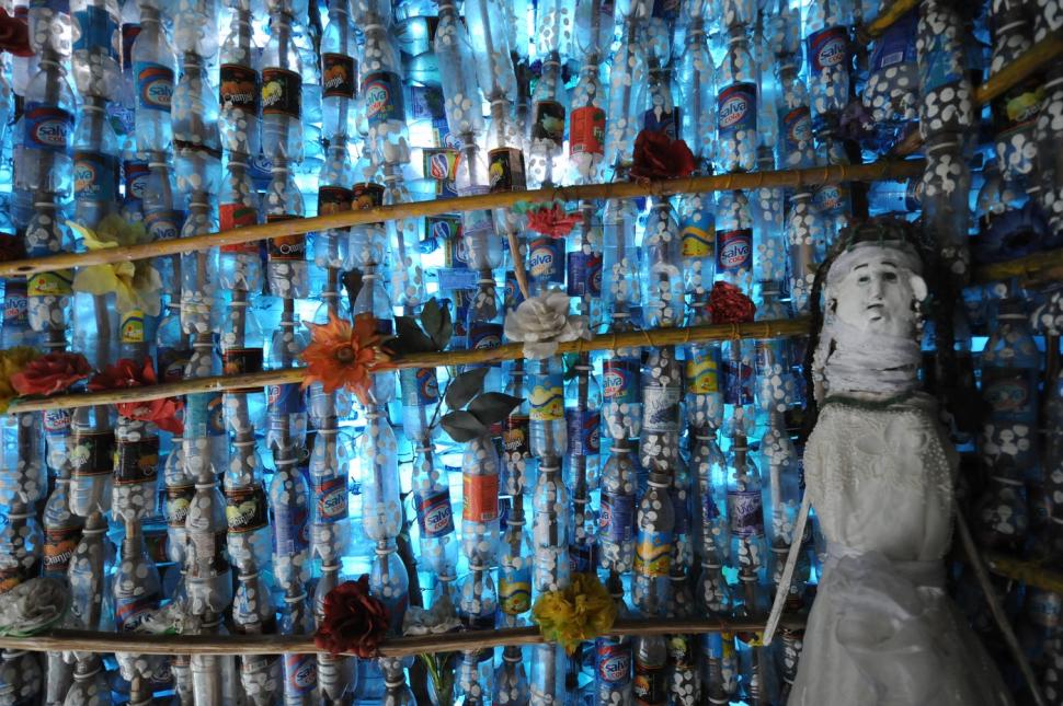 O pensionară și-a construit singură o casă din sticle de plastic, după ce a rămas fără locuință după cutremur. Cum arată în interior 983230