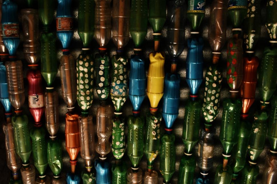 O pensionară și-a construit singură o casă din sticle de plastic, după ce a rămas fără locuință după cutremur. Cum arată în interior 983237