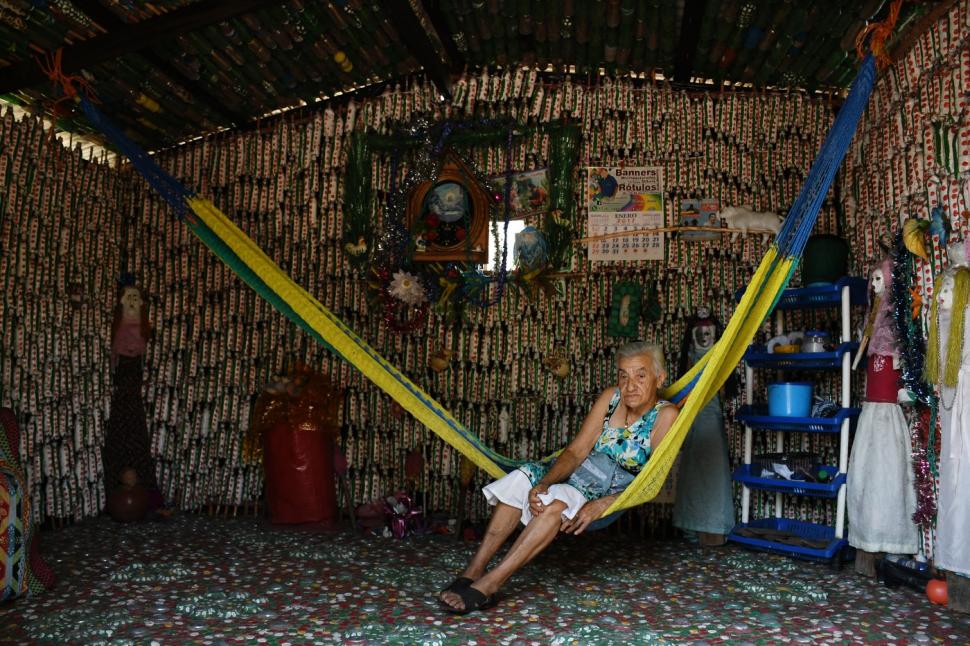 O pensionară și-a construit singură o casă din sticle de plastic, după ce a rămas fără locuință după cutremur. Cum arată în interior 983238