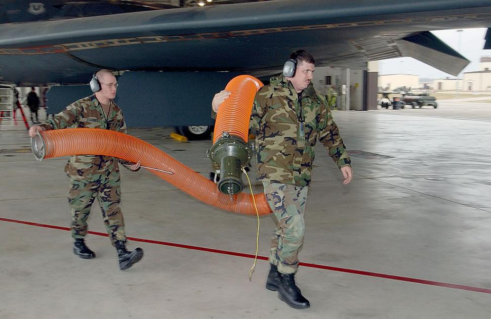 Piloții bombardierelor B-2 au avut saltele, cuptor cu microunde și o ladă frigorifică în timpul raidului de 37 de ore asupra Fordo  983375