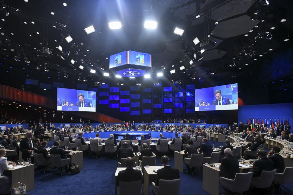 Imaginile zilei de la Summitul NATO. Vedeta reuniunii a fost președintele SUA Donald Trump. Edi Rama, în teniși la poza oficială 983708